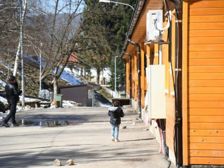 Bosnia: nel campo profughi di Usivak dove si ‘gioca’ per vivere