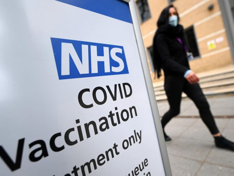 Britannici al voto: lotta al Covid e vaccini spingono i Tories di Johnson