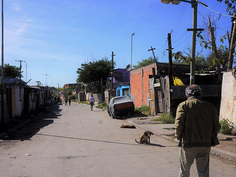 Buenos Aires, nelle periferie più povere il Governo si affida ai “curas villeros”, i preti di strada Buenos Aires, nelle periferie più povere il Governo si affida ai “curas villeros”, i preti di strada