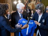 Calcio: Mattarella incontra la Nazionale femminile, “il Mondiale lo avete vinto qui”. “Inaccettabile diversa condizione con gli uomini”