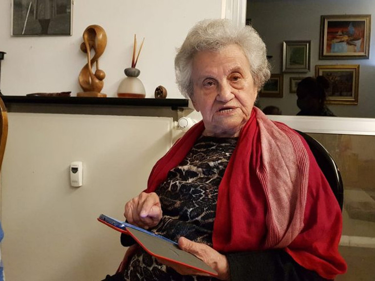 Carmela, la nonna digitale. A 94 anni impara a usare lo smartphone con l'aiuto di figli e nipoti
