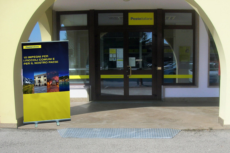Cartura. Eliminate le barriere architettoniche nell'ufficio postale di piazza De Gasperi