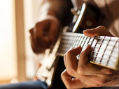 Castello di San Martino della Vaneza, venerdì 2 agosto. In arrivo la chitarra acustica di T. Emmanuel