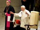 Celibato sacerdotale: mons. Gänswein, “Benedetto XVI ha preso le distanze dalla paternità del libro sul sacerdozio e sul celibato”
