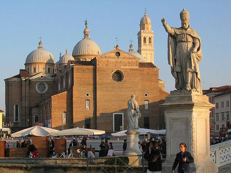 Centro storico di Padova. Preghiera itinerante nelle parrocchie