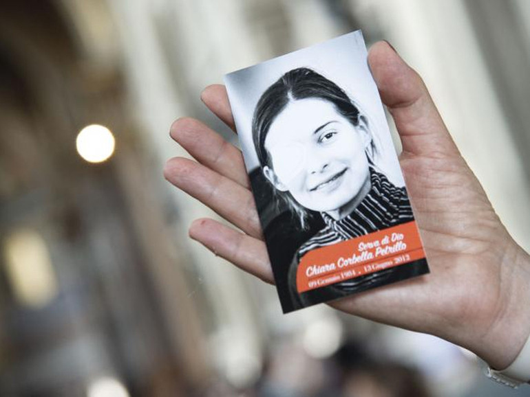 Chiara Corbella Petrillo. Il papà Roberto: “Immagino ci guardi sorridendo, divertita del tanto clamore intorno a lei” Chiara Corbella Petrillo. Il papà Roberto: “Immagino ci guardi sorridendo, divertita del tanto clamore intorno a lei”