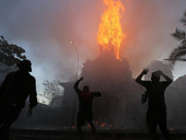 Cile: bruciate due chiese a Santiago, violenze e saccheggi nell’annivesario del 18 ottobre che un anno fa segnò l’inizio delle proteste