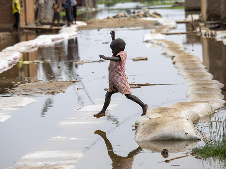 Clima, allarme dell’Unicef: un miliardo di bambini a “rischio estremamente alto”