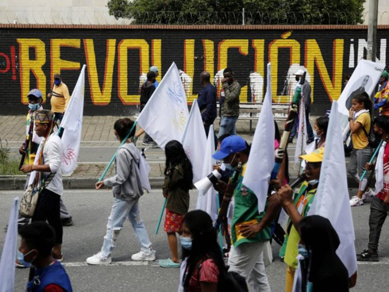 Colombia e Venezuela. La guerra tra Eln e Farc per il controllo del territorio e il narcotraffico. L’impegno di Chiesa e della società civile