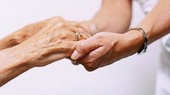 «Continuiamo a curare gli anziani nel posto sbagliato»