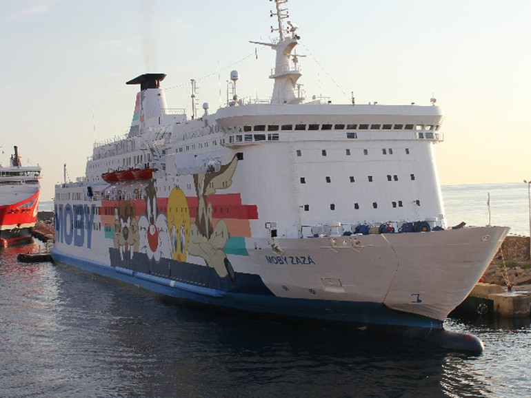 Coronavirus, il caso dei migranti trasferiti dai Cas alle navi quarantena: “Illegittimo”
