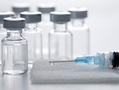 Covid-19, Oxfam ed Emergency: “Con i monopoli dei colossi farmaceutici, impossibile un vaccino per tutti”