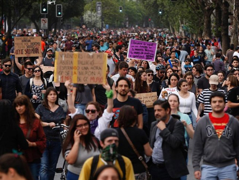 Crisi in Cile. Vescovi: “Va ripensato il modello economico del Paese”