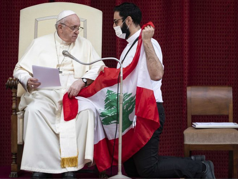 Crisi in Libano. P. Abboud (Caritas): “I benefattori di ieri sono i poveri di oggi”. Il “grazie” a Papa Francesco