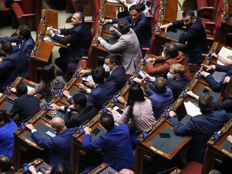 Crisi politica? Un nuovo vocabolario, bonifica culturale e rinnovato senso del bene comune Crisi politica? Un nuovo vocabolario, bonifica culturale e rinnovato senso del bene comune