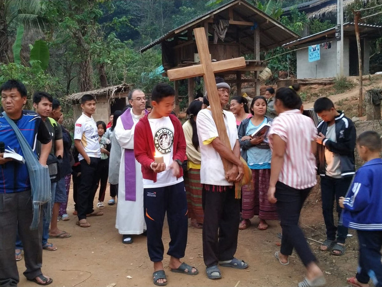 Cristiani di Thailandia. La fede si propaga con le opere tra le montagne di Chaehom. 25 battezzati a Pasqua