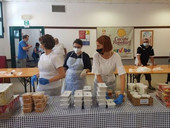 Cucine popolari di Bologna: “Agosto caldo, non ce l’avremmo fatta senza i giovani”