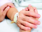 Cure palliative: don Angelelli (Cei), “sedazione profonda non è atto eutanasico”