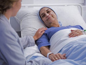 Cure palliative: nell’incapacità tecnica di guarire, vale sempre la pena di “prendersi cura”
