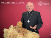 #dalPresepeAllaVita. La statuetta di Gesù Bambino con il vescovo Claudio