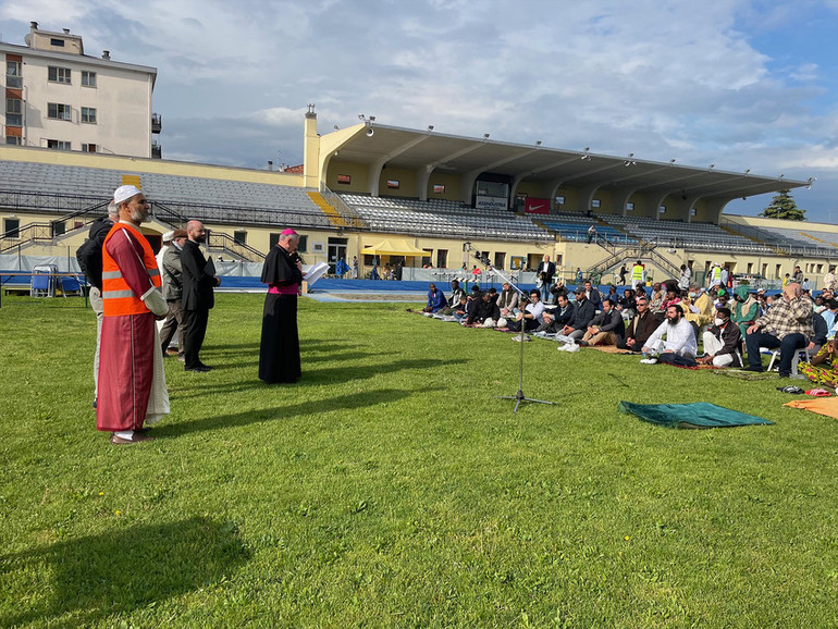 Dialogo e fratellanza. Il vescovo Claudio è stato invitato allo stadio Colbachini per la cerimonia di fine Ramadan