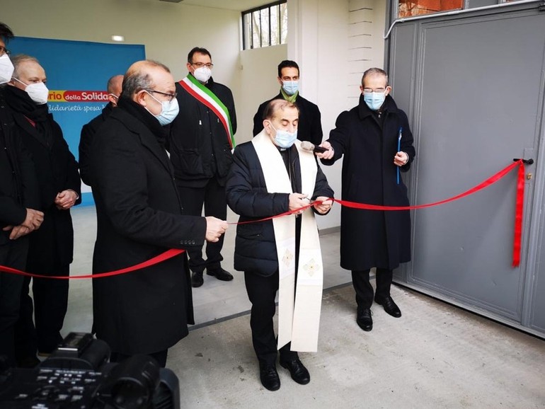 Diocesi: Milano, inaugurato il decimo Emporio della solidarietà. Mons. Delpini, “uno stimolo a uscire dalla povertà”