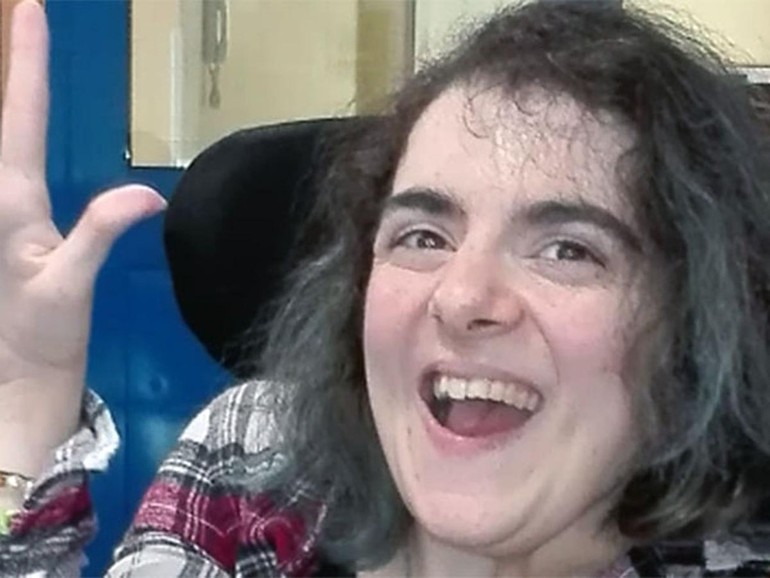 Disabilità. Con un computer e un “colpetto di testa”, Miriam scrive canzoni