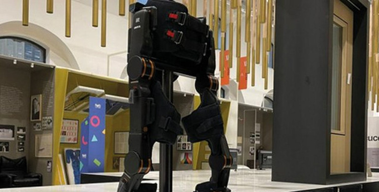 Disabilità. Ecco “Twin”, il robot indossabile che permette di alzarsi, camminare e sedersi