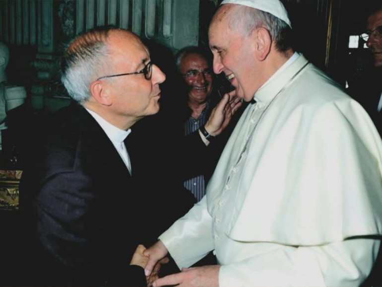 Don Franco Alfieri: il sacerdote-poeta che ha raccontato Francesco, “un papa proprio così”