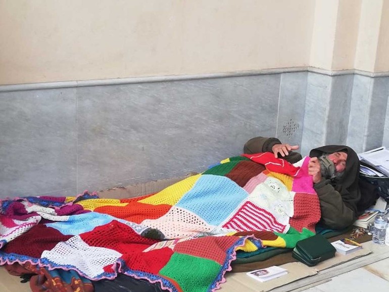 Donata a Biagio Conte (che digiuna da 22 giorni) la "coperta della speranza" Donata a Biagio Conte (che digiuna da 22 giorni) la "coperta della speranza"