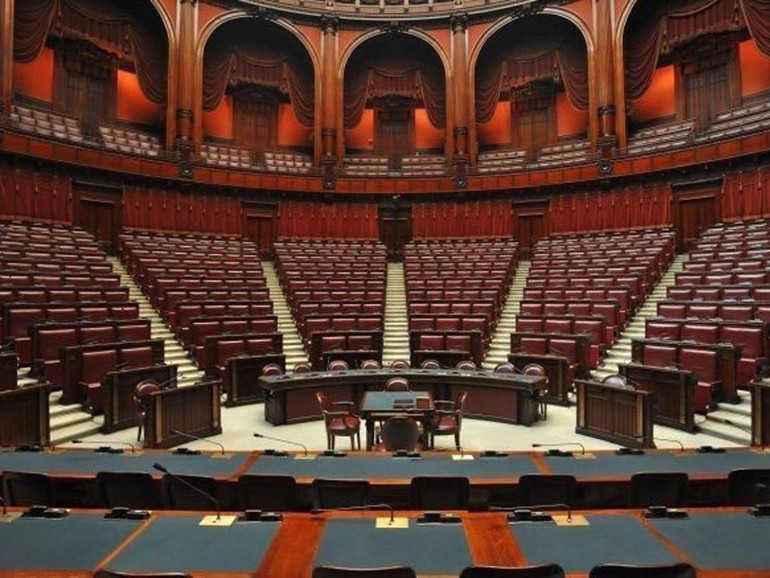 Dpcm e coinvolgimento delle Camere: l’emendamento che introduce una nuova modalità di rapporto tra Governo e Parlamento Dpcm e coinvolgimento delle Camere: l’emendamento che introduce una nuova modalità di rapporto tra Governo e Parlamento