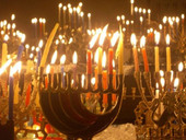Ebrei: festa di Hanukkah. Mons. Spreafico (Cei), “possa la luce illuminare anche questi tempi bui”