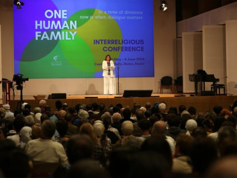 Ebrei, musulmani, sikh, indù, religioni africane. Da Roma ad Assisi, un pellegrinaggio di pace nel segno del dialogo Ebrei, musulmani, sikh, indù, religioni africane. Da Roma ad Assisi, un pellegrinaggio di pace nel segno del dialogo