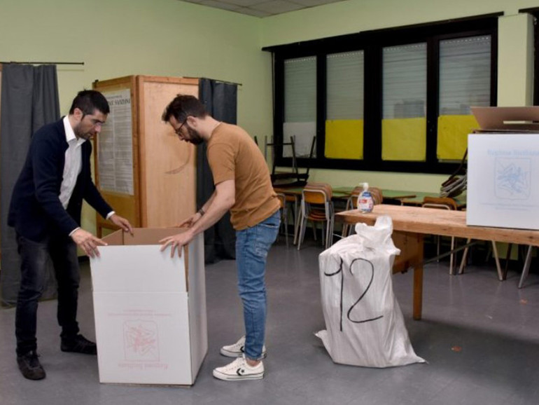 Elezioni comunali: in 6 su 7 città capoluogo vince il centro destra Elezioni comunali: in 6 su 7 città capoluogo vince il centro destra