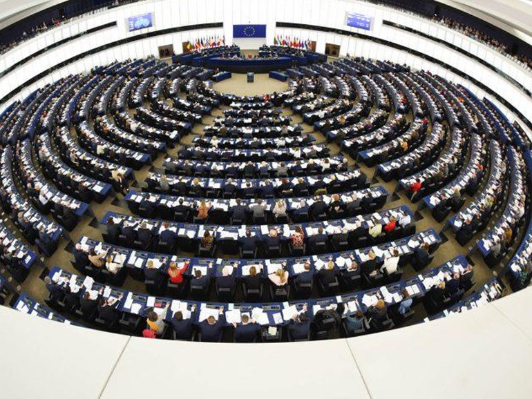 Elezioni Ue: Parlamento frammentato, meno di un terzo i seggi “sovranisti”. Volano Orban, Lega e Le Pen