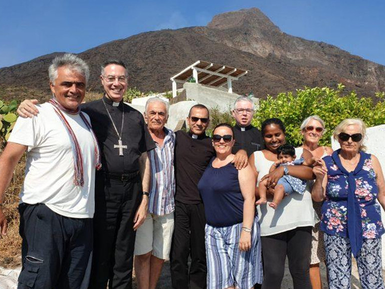 Esplosioni Stromboli: visita del vescovo ausiliare di Messina, “qui la natura è stata generosa ma le condizioni di vita sono aspre”