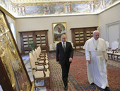 Fact checking nunziatura di Kiev su “false notizie”. “La medaglia-ricordo donata a Putin dal Papa non era un premio ma un’esortazione”