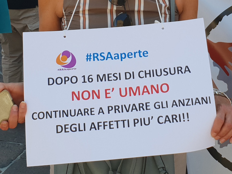 Famiglie degli anziani in Rsa in piazza a Bologna: "Trattamento disumano"