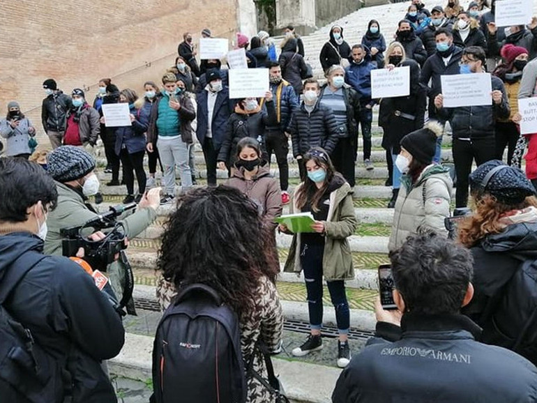 Famiglie rom in Campidoglio per protestare contro le promesse e chiedere alloggi