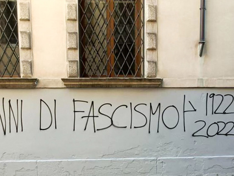 Fascismo smascherato. Dietro le scritte sui muri comparse a Padova a fine ottobre l'ombra nera dell'estrema destra