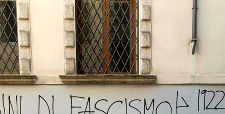 Fascismo smascherato. Dietro le scritte sui muri comparse a Padova a fine ottobre l'ombra nera dell'estrema destra
