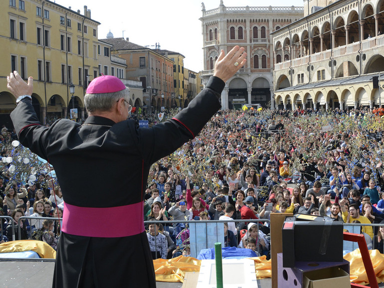 Festa delle Palme domenica 14 aprile in Piazza delle Erbe con i ragazzi dell'Acr e il vescovo Claudio. "La vita? Sa di Gesù"