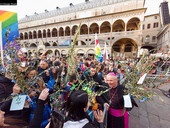 Festa delle Palme. Piazza delle Erbe e il centro storico invaso da ragazzi e bambini