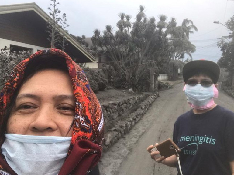 Filippine. Eruzione vulcano Taal, è tutto ricoperto di cenere e sassi