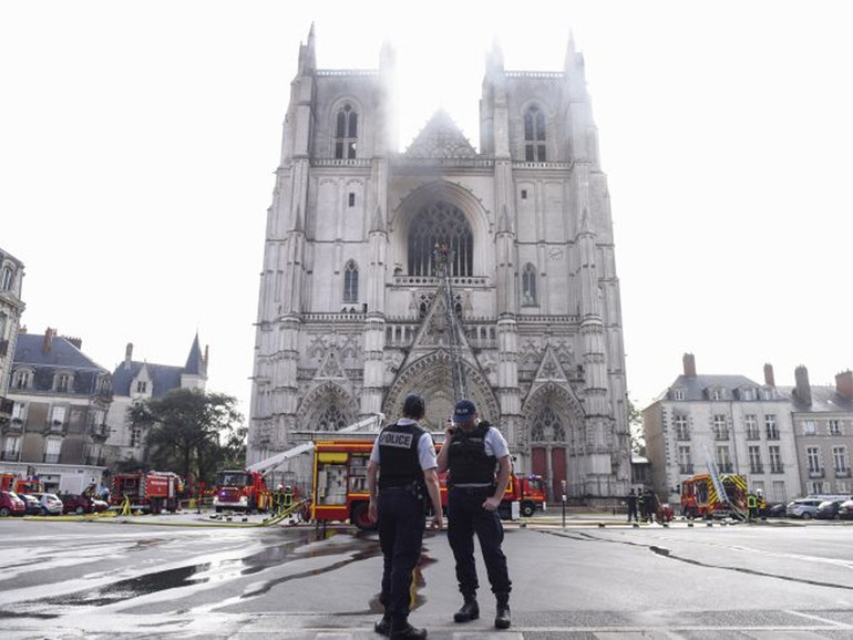 Francia: in fiamme la cattedrale di Nantes, gioiello dell’architettura gotica. Aperta un’inchiesta per “incendio doloso”