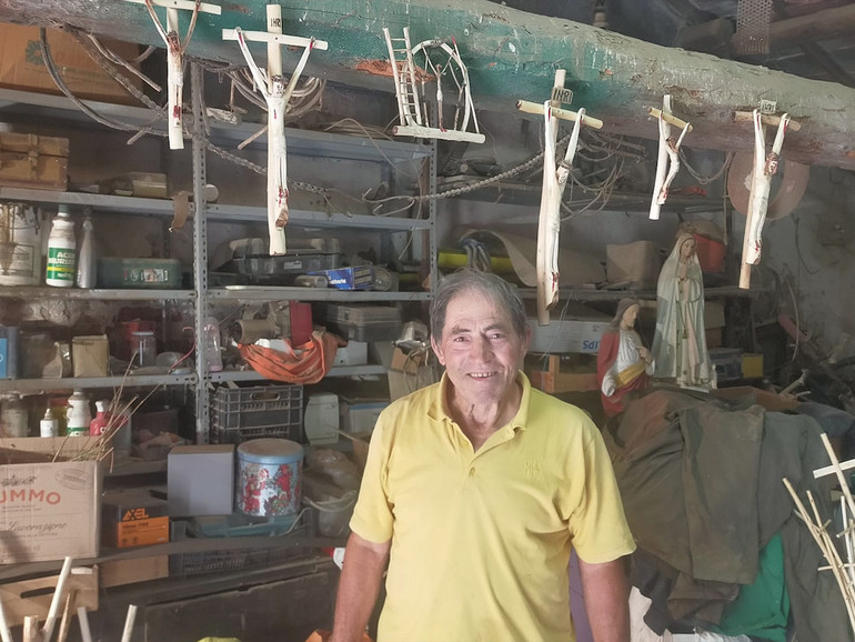Franco Gatto. Ha scolpito oltre 500 crocifissi di legno. Uno l’ha donato al papa Franco Gatto. Ha scolpito oltre 500 crocifissi di legno. Uno l’ha donato al papa