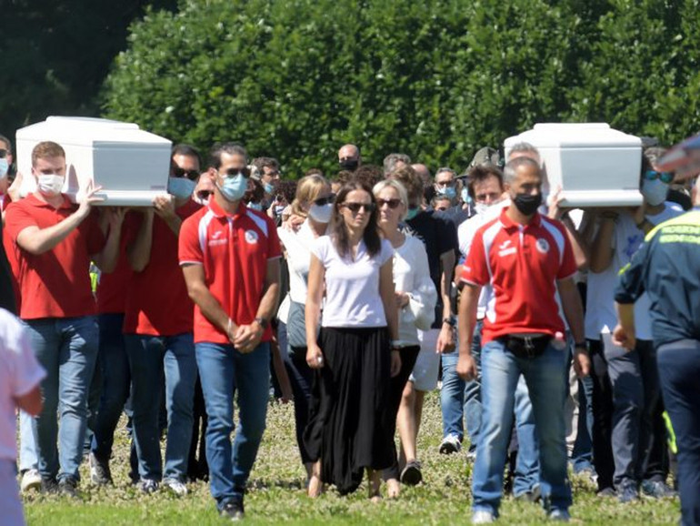 Funerali di Elena e Diego: mamma Daniela, “chiedo a tutti di ricordarvi sorridendo”. Don Galli, “la compassione attraversa il dolore”