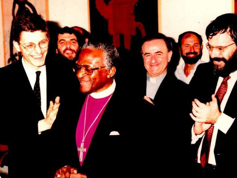 Funerali di Stato per Desmond Tutu: “piccolo di statura, è stato un gigante” per la difesa dei diritti umani nel mondo