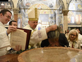 «Gesù illumina le nostre notti». L’omelia “condivisa” dal vescovo Claudio per la Veglia pasquale in Cattedrale