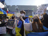 Giappone: discriminazioni e boicottaggi verso la comunità russa. Ma in realtà molti di loro si oppongono alle scelte di Mosca